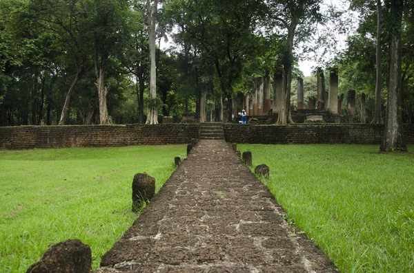 Buda heykeli Wat Phra olmayan eski bina ve kalıntılar şehir Kamphaeng Phet tarihi Park görünümü peyzaj bir arkeolojik site ve Aranyik alanda Kamphaeng Phet, Tayland olduğunu