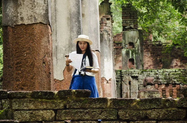 Ziyaret ve seyahat seyahat etmek Taylandlı kadın almak fotoğraf eski binada ve Kamphaeng Phet Historical Park kalıntıları bir arkeolojik sit ve Aranyik alanda Kamphaeng Phet, Tayland