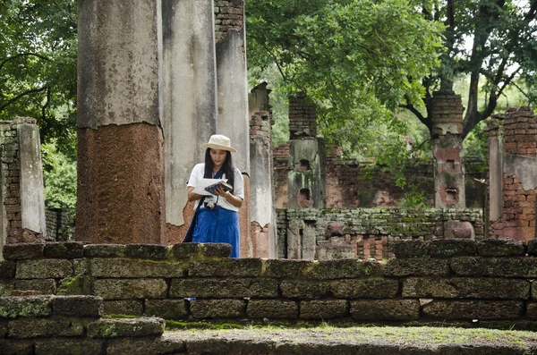 Thajská Žena Cestovatele Návštěvu Cestování Fotku Staré Budově Pozůstatky Kamphaeng — Stock fotografie