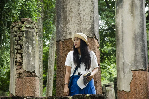 Ziyaret ve seyahat seyahat etmek Taylandlı kadın almak fotoğraf eski binada ve Kamphaeng Phet Historical Park kalıntıları bir arkeolojik sit ve Aranyik alanda Kamphaeng Phet, Tayland