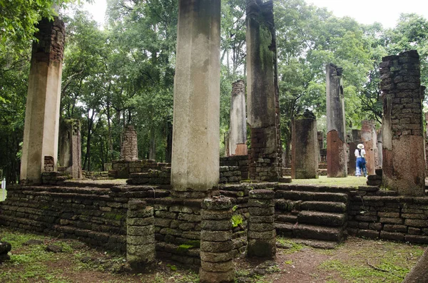 Ziyaret ve seyahat seyahat etmek Taylandlı kadın almak fotoğraf eski binada ve Kamphaeng Phet Historical Park kalıntıları bir arkeolojik sit ve Aranyik alanda Kamphaeng Phet, Tayland