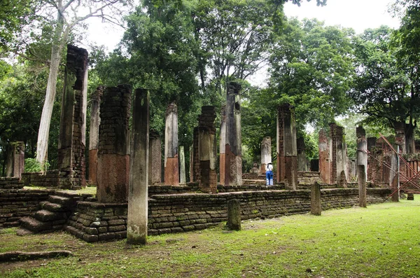 Ziyaret ve seyahat seyahat etmek Taylandlı kadın almak fotoğraf eski binada ve Kamphaeng Phet Historical Park kalıntıları bir arkeolojik sit ve Aranyik alanda Kamphaeng Phet, Tayland