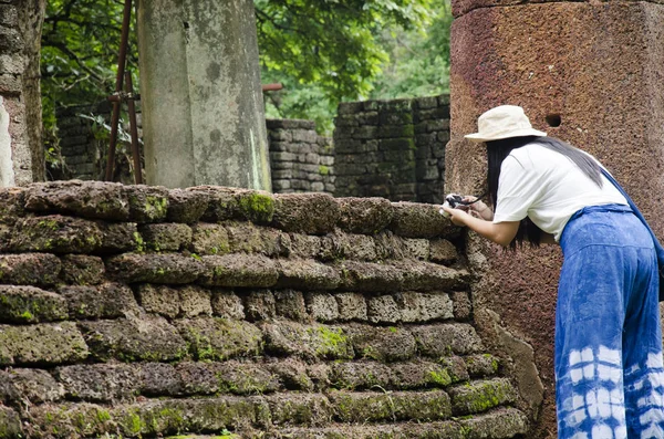 Ziyaret ve seyahat seyahat etmek Taylandlı kadın almak fotoğraf eski binada ve Kamphaeng Phet Historical Park kalıntıları bir arkeolojik sit ve Aranyik alanda Kamphaeng Phet, Tayland