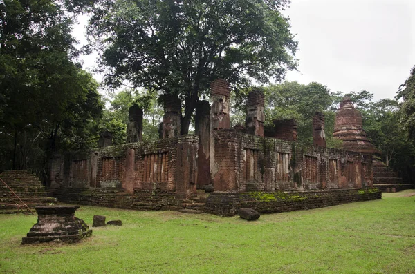 Buda heykeli Wat Phra olmayan eski bina ve kalıntılar şehir Kamphaeng Phet tarihi Park görünümü peyzaj bir arkeolojik site ve Aranyik alanda Kamphaeng Phet, Tayland olduğunu