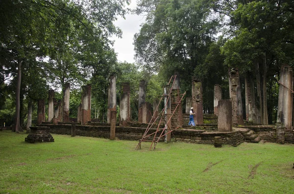 Ziyaret ve seyahat seyahat etmek Taylandlı kadın almak fotoğraf eski binada ve Kamphaeng Phet Historical Park kalıntıları bir arkeolojik sit ve Aranyik alanda Kamphaeng Phet, Tayland