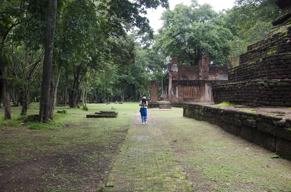 Ziyaret ve seyahat seyahat etmek Taylandlı kadın almak fotoğraf eski binada ve Kamphaeng Phet Historical Park kalıntıları bir arkeolojik sit ve Aranyik alanda Kamphaeng Phet, Tayland