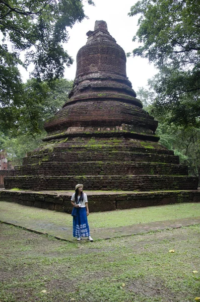 Ziyaret ve seyahat seyahat etmek Taylandlı kadın almak fotoğraf eski binada ve Kamphaeng Phet Historical Park kalıntıları bir arkeolojik sit ve Aranyik alanda Kamphaeng Phet, Tayland