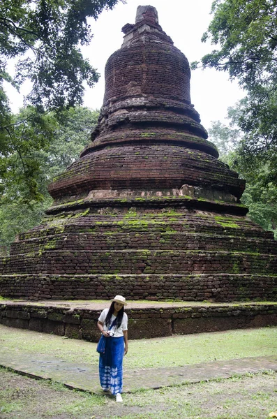 Ziyaret ve seyahat seyahat etmek Taylandlı kadın almak fotoğraf eski binada ve Kamphaeng Phet Historical Park kalıntıları bir arkeolojik sit ve Aranyik alanda Kamphaeng Phet, Tayland