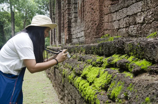Ziyaret ve seyahat seyahat etmek Taylandlı kadın almak fotoğraf eski binada ve Kamphaeng Phet Historical Park kalıntıları bir arkeolojik sit ve Aranyik alanda Kamphaeng Phet, Tayland