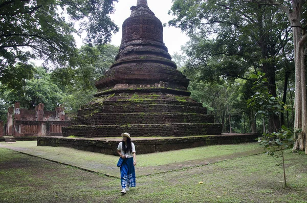Ziyaret ve seyahat seyahat etmek Taylandlı kadın almak fotoğraf eski binada ve Kamphaeng Phet Historical Park kalıntıları bir arkeolojik sit ve Aranyik alanda Kamphaeng Phet, Tayland