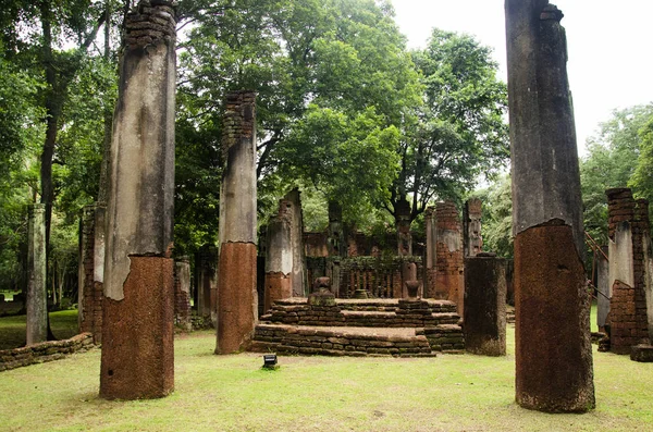 Buda heykeli Wat Phra olmayan eski bina ve kalıntılar şehir Kamphaeng Phet tarihi Park görünümü peyzaj bir arkeolojik site ve Aranyik alanda Kamphaeng Phet, Tayland olduğunu