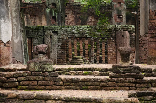 Buda heykeli Wat Phra olmayan eski bina ve kalıntılar şehir Kamphaeng Phet tarihi Park görünümü peyzaj bir arkeolojik site ve Aranyik alanda Kamphaeng Phet, Tayland olduğunu