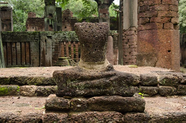 Buda heykeli Wat Phra olmayan eski bina ve kalıntılar şehir Kamphaeng Phet tarihi Park görünümü peyzaj bir arkeolojik site ve Aranyik alanda Kamphaeng Phet, Tayland olduğunu