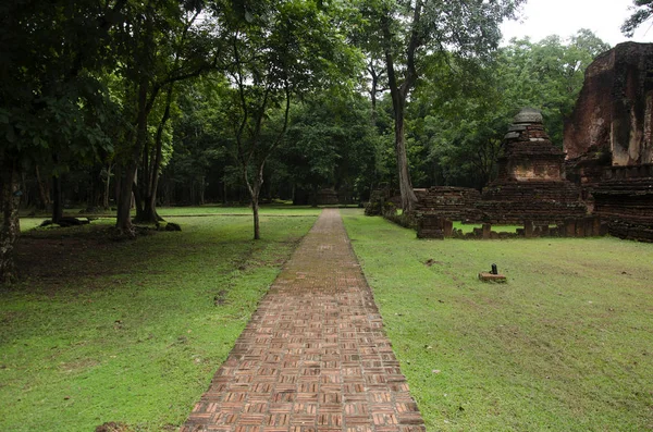 Wat Phra Si Iriyabot Buda heykeli Antik Bina ve kalıntılar şehir Kamphaeng Phet tarihi Park görünümü peyzaj bir arkeolojik site ve Aranyik alanda Kamphaeng Phet, Tayland olduğunu