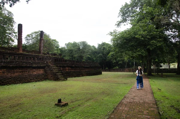 Ziyaret ve seyahat seyahat etmek Taylandlı kadın almak fotoğraf eski binada ve Kamphaeng Phet Historical Park kalıntıları bir arkeolojik sit ve Aranyik alanda Kamphaeng Phet, Tayland