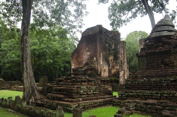 Wat Phra Si Iriyabot Buda heykeli Antik Bina ve kalıntılar şehir Kamphaeng Phet tarihi Park görünümü peyzaj bir arkeolojik site ve Aranyik alanda Kamphaeng Phet, Tayland olduğunu