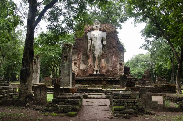Wat Phra Si Iriyabot Buda heykeli Antik Bina ve kalıntılar şehir Kamphaeng Phet tarihi Park görünümü peyzaj bir arkeolojik site ve Aranyik alanda Kamphaeng Phet, Tayland olduğunu
