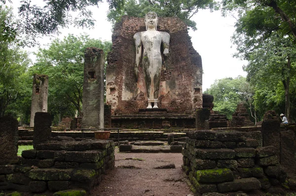 Wat Phra Si Iriyabot Buda heykeli Antik Bina ve kalıntılar şehir Kamphaeng Phet tarihi Park görünümü peyzaj bir arkeolojik site ve Aranyik alanda Kamphaeng Phet, Tayland olduğunu