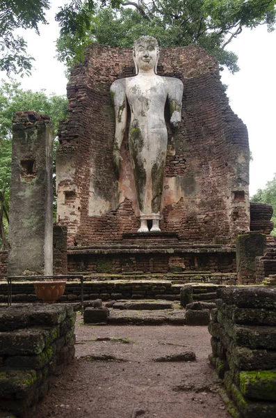 Wat Phra Si Iriyabot Buda heykeli Antik Bina ve kalıntılar şehir Kamphaeng Phet tarihi Park görünümü peyzaj bir arkeolojik site ve Aranyik alanda Kamphaeng Phet, Tayland olduğunu