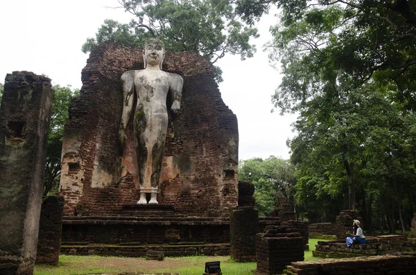 Ziyaret ve seyahat seyahat etmek Taylandlı kadın almak fotoğraf eski binada ve Kamphaeng Phet Historical Park kalıntıları bir arkeolojik sit ve Aranyik alanda Kamphaeng Phet, Tayland
