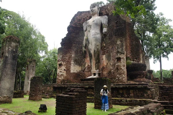 Travelers Thai Woman Walking Visit Travel Take Photo Ancient Building — Fotografia de Stock