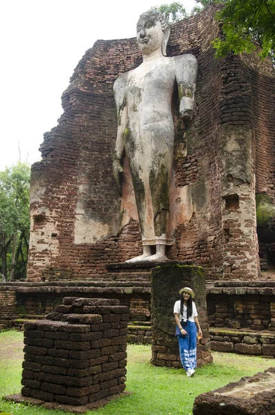Ziyaret ve seyahat seyahat etmek Taylandlı kadın almak fotoğraf eski binada ve Kamphaeng Phet Historical Park kalıntıları bir arkeolojik sit ve Aranyik alanda Kamphaeng Phet, Tayland