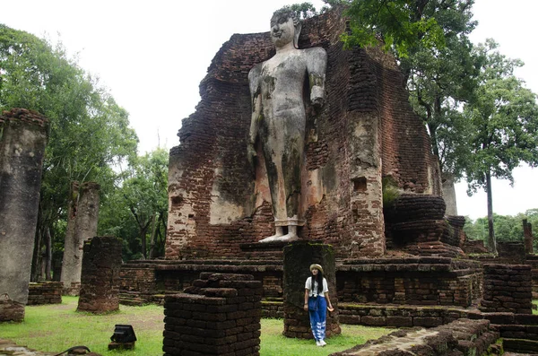 Ziyaret ve seyahat seyahat etmek Taylandlı kadın almak fotoğraf eski binada ve Kamphaeng Phet Historical Park kalıntıları bir arkeolojik sit ve Aranyik alanda Kamphaeng Phet, Tayland
