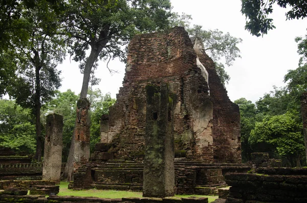 Wat Phra Si Iriyabot Buda heykeli Antik Bina ve kalıntılar şehir Kamphaeng Phet tarihi Park görünümü peyzaj bir arkeolojik site ve Aranyik alanda Kamphaeng Phet, Tayland olduğunu