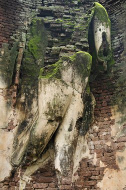 Wat Phra Si Iriyabot Buda heykeli Antik Bina ve kalıntılar şehir Kamphaeng Phet tarihi Park görünümü peyzaj bir arkeolojik site ve Aranyik alanda Kamphaeng Phet, Tayland olduğunu