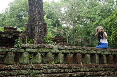 Ziyaret ve seyahat seyahat etmek Taylandlı kadın almak fotoğraf eski binada ve Kamphaeng Phet Historical Park kalıntıları bir arkeolojik sit ve Aranyik alanda Kamphaeng Phet, Tayland