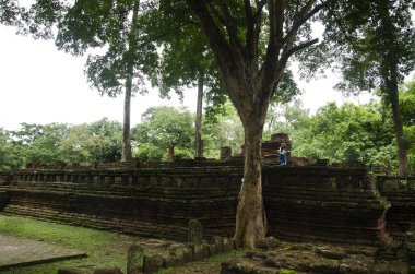 Ziyaret ve seyahat seyahat etmek Taylandlı kadın almak fotoğraf eski binada ve Kamphaeng Phet Historical Park kalıntıları bir arkeolojik sit ve Aranyik alanda Kamphaeng Phet, Tayland