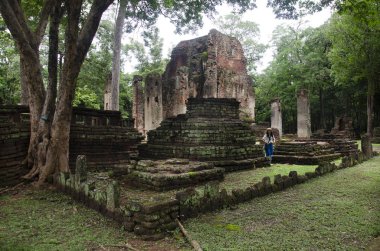 Ziyaret ve seyahat seyahat etmek Taylandlı kadın almak fotoğraf eski binada ve Kamphaeng Phet Historical Park kalıntıları bir arkeolojik sit ve Aranyik alanda Kamphaeng Phet, Tayland