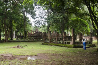 Ziyaret ve seyahat seyahat etmek Taylandlı kadın almak fotoğraf eski binada ve Kamphaeng Phet Historical Park kalıntıları bir arkeolojik sit ve Aranyik alanda Kamphaeng Phet, Tayland