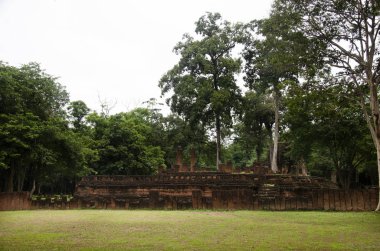 Antik Bina ve kalıntılar şehir Kamphaeng Phet Tarih Parkı Wat Phra şarkı, Buda heykelinin görünümü manzara bir arkeolojik site ve Aranyik alanda Kamphaeng Phet, Tayland olduğunu