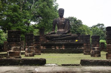 Antik Bina ve kalıntılar şehir Kamphaeng Phet Tarih Parkı Wat Phra şarkı, Buda heykelinin görünümü manzara bir arkeolojik site ve Aranyik alanda Kamphaeng Phet, Tayland olduğunu