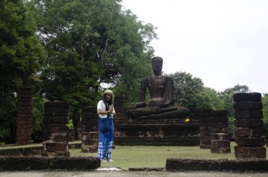 Ziyaret ve seyahat seyahat etmek Taylandlı kadın almak fotoğraf eski binada ve Kamphaeng Phet Historical Park kalıntıları bir arkeolojik sit ve Aranyik alanda Kamphaeng Phet, Tayland