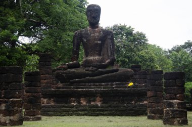 Antik Bina ve kalıntılar şehir Kamphaeng Phet Tarih Parkı Wat Phra şarkı, Buda heykelinin görünümü manzara bir arkeolojik site ve Aranyik alanda Kamphaeng Phet, Tayland olduğunu