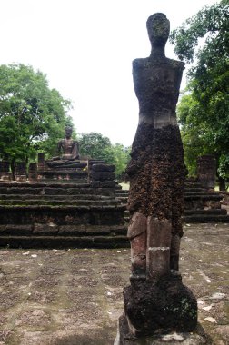Antik Bina ve kalıntılar şehir Kamphaeng Phet Tarih Parkı Wat Phra şarkı, Buda heykelinin görünümü manzara bir arkeolojik site ve Aranyik alanda Kamphaeng Phet, Tayland olduğunu