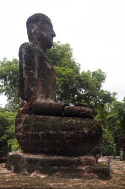 Antik Bina ve kalıntılar şehir Kamphaeng Phet Tarih Parkı Wat Phra şarkı, Buda heykelinin görünümü manzara bir arkeolojik site ve Aranyik alanda Kamphaeng Phet, Tayland olduğunu