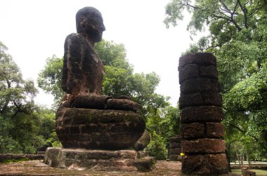 Antik Bina ve kalıntılar şehir Kamphaeng Phet Tarih Parkı Wat Phra şarkı, Buda heykelinin görünümü manzara bir arkeolojik site ve Aranyik alanda Kamphaeng Phet, Tayland olduğunu