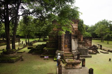 Ziyaret ve seyahat seyahat etmek Taylandlı kadın almak fotoğraf eski binada ve Kamphaeng Phet Historical Park kalıntıları bir arkeolojik sit ve Aranyik alanda Kamphaeng Phet, Tayland