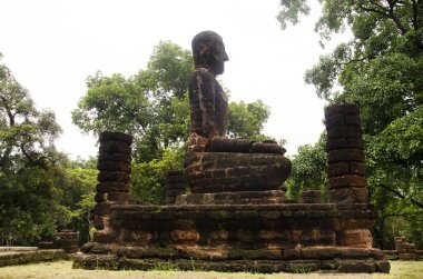 Antik Bina ve kalıntılar şehir Kamphaeng Phet Tarih Parkı Wat Phra şarkı, Buda heykelinin görünümü manzara bir arkeolojik site ve Aranyik alanda Kamphaeng Phet, Tayland olduğunu