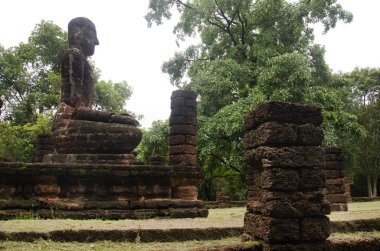 Antik Bina ve kalıntılar şehir Kamphaeng Phet Tarih Parkı Wat Phra şarkı, Buda heykelinin görünümü manzara bir arkeolojik site ve Aranyik alanda Kamphaeng Phet, Tayland olduğunu