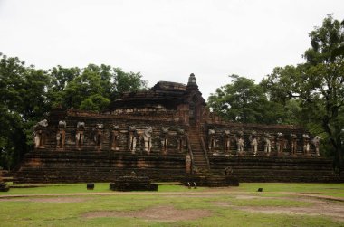 Antik Bina ve kalıntılar şehir Kamphaeng Phet tarihi Park görünümü manzara Wat Chang Rop veya Wat Chang Rob bir arkeolojik site ve Aranyik alanda Kamphaeng Phet, Tayland olduğunu