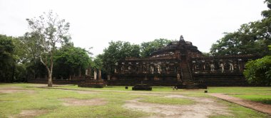 Antik Bina ve kalıntılar şehir Kamphaeng Phet tarihi Park görünümü manzara Wat Chang Rop veya Wat Chang Rob bir arkeolojik site ve Aranyik alanda Kamphaeng Phet, Tayland olduğunu