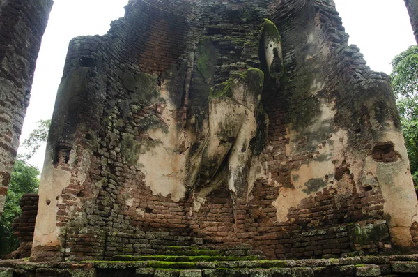 Wat Phra Si Iriyabot Buda heykeli Antik Bina ve kalıntılar şehir Kamphaeng Phet tarihi Park görünümü peyzaj bir arkeolojik site ve Aranyik alanda Kamphaeng Phet, Tayland olduğunu