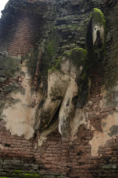 Wat Phra Si Iriyabot Buda heykeli Antik Bina ve kalıntılar şehir Kamphaeng Phet tarihi Park görünümü peyzaj bir arkeolojik site ve Aranyik alanda Kamphaeng Phet, Tayland olduğunu