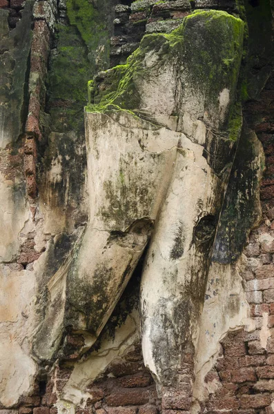 Wat Phra Si Iriyabot Buda heykeli Antik Bina ve kalıntılar şehir Kamphaeng Phet tarihi Park görünümü peyzaj bir arkeolojik site ve Aranyik alanda Kamphaeng Phet, Tayland olduğunu