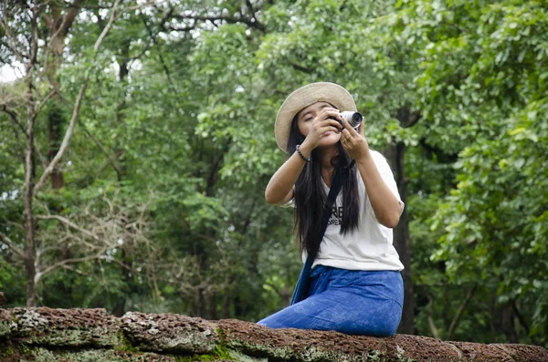 Ziyaret ve seyahat seyahat etmek Taylandlı kadın almak fotoğraf eski binada ve Kamphaeng Phet Historical Park kalıntıları bir arkeolojik sit ve Aranyik alanda Kamphaeng Phet, Tayland