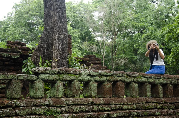 Ziyaret ve seyahat seyahat etmek Taylandlı kadın almak fotoğraf eski binada ve Kamphaeng Phet Historical Park kalıntıları bir arkeolojik sit ve Aranyik alanda Kamphaeng Phet, Tayland